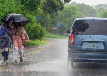 Heavy Rain & Snowfall has blocked roads across Pakistan