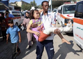 Injured Gaza child crossing Rafah border for medical treatment